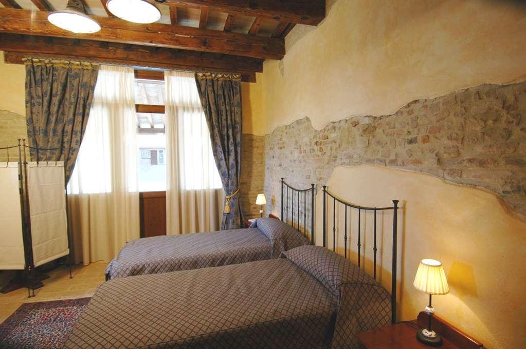 מלון פאנו Castello Montegiove חדר תמונה